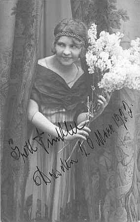 Porträt Gretl Finckler? (Sängerin und Schauspielerin; Dresden). Fotografie (Weltpostkarte mit Autogramm) von Martin Herzfeld, Dresden um 1920