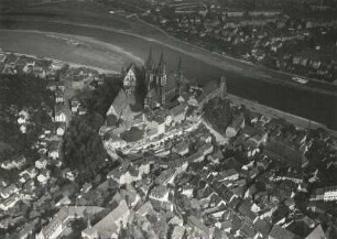 Meißen. Nördlicher Teil der Altstadt, Burgberg mit Albrechtsburg und Dom und Meisatal. Luftbild-Schrägaufnahme von Südwest