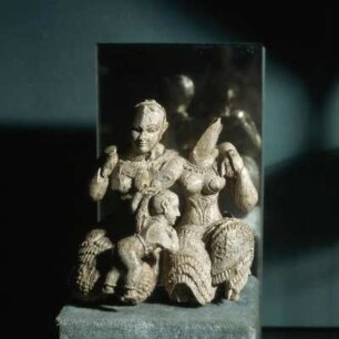 Athen. Archäologisches Nationalmuseum. Heilige Trias (2 Göttinnen und göttliches Kind), Elfenbein, kretomykenisch, Anfang 13. Jh. v. Chr.; Wace 1939 Südwest-Quartier