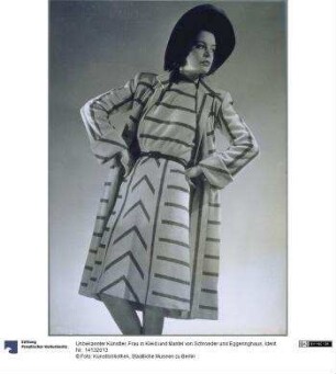 Frau in Kleid und Mantel von Schroeder und Eggeringhaus