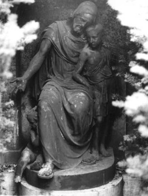 Grabmal der Familie Pleißner : Grabmal der Familie Pleißner. Sandstein. nach 1904. Detail: Christus mit Knaben. Dresden-Plauen, Äußerer Plauener Friedhof