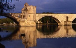 Avingnon - Historische Brücke : Die historische Brücke über die Rhône. Aufgenommen 2001 in Avignon