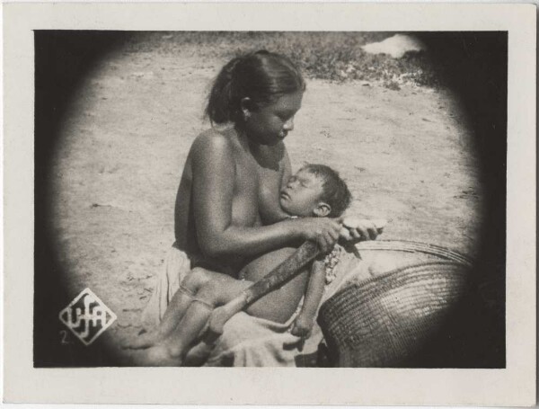 Jeune mère indienne avec son enfant (film : "Aux sources de l'Amazonie")