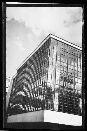 Glasvorhangfassade am Werkstättentrakt des Bauhaus Dessau