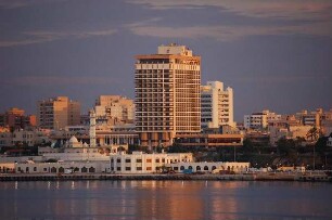 Tripolis - Hafen und Stadt : Vom Hafen gesehen: Stadtzentrum von Tripolis, Libyen, aufgenommen 2006