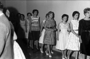 9. Tagung 1959 Physiker; Studentenabend Stadthalle Lindau: Reihe der Mädchen