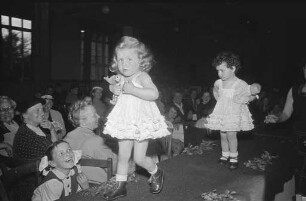 Kindermodenschau bei der "Durlacher Maiwoche", veranstaltet in der Durlacher Festhalle.