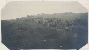 Foto des Vormarsches der Reserven des Leib-Grenadier-Regiments 109 über den Winterberg
