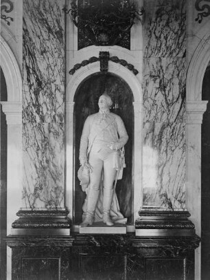 Innendekoration des Weißen Saals, Raum 770 — Statue