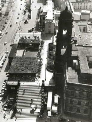Dresden-Altstadt. Terrassenufer und Brühlsche Terrasse. Blick vom Turm der Katholischen Hofkirche auf Freitreppe, Ständehaus und SSekundogenitur