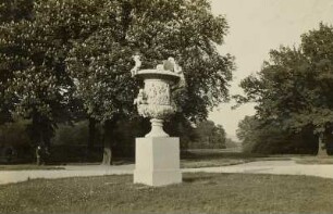 Üppigkeitsvase : Dresden, Großer Garten, Blühende Kastanien mit Üppigkeitsvase von A. Corradini