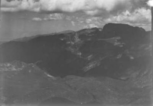 Gebirge : Blick über eine Gebirgslandschaft.