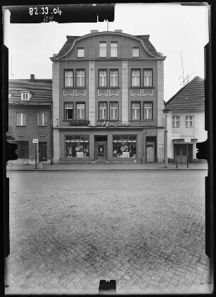 Beeskow, Markt 11. Wohnhaus mit Laden. Straßenfront