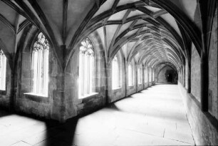 Alpirsbach: Kloster Alpirsbach, Kreuzgang (Ecke) mit Fenstern