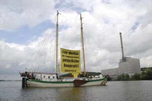 30. Juni 2007: Frau Merkel: Wir brauchen keine gefährliche Atomkraft! Greenpeace fordert mit einem Banner zwischen den Masten des GP-Schiffes Beluga 2 den Ausstieg aus der Nutzung von Kernenergie. Die Aktivisten protestieren auf der Elbe vor dem Kernkraftwerk Krümmel, zwei Tage nach dem Störfall mit dem Brand im Trafo-Haus und der anschliessenden Abschaltung des AKW