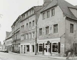 Pirna. Wohnhäuser mit Läden, Schloßstraße 1/6. Straßenansicht