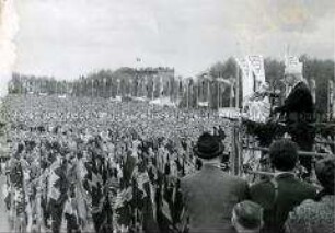 Kundgebung zum 1.Mai 1962 vor dem Reichstag
