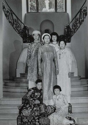 Kaiserin Nam Phuong von Annam mit ihren Kindern
