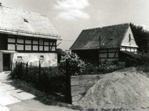 Niederalbertsdorf (Langenbernsdorf-Niederalbertsdorf), Dorfstraße 126. Wohnhaus (um 1800). Hofansicht mit Seitengebäude