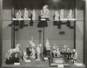 Vitrine 27: Elfenbeinfiguren
