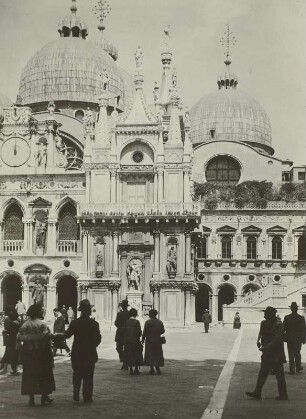 Venedig. Dogenpalast (1301 begonnen). Im Hofe mit Blick zur Markuskirche