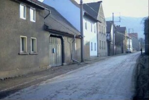 Dorfstraße, Häuserzeile mit sehr unterschiedlichen Gebäuden