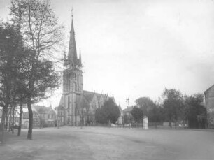 Weinböhla, Kirchplatz. Martinskirche ( 1893-1895; T. Quentin). Ansicht von Südwest