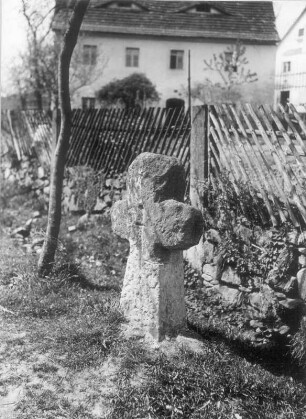 Steinkreuz mit eingehauenem Dolch