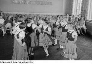 Tanzgruppe der 16. Grundschule während der Aufführung des Webertanzes