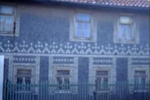 Haus mit schöner Schieferornamentik (unscharf)
