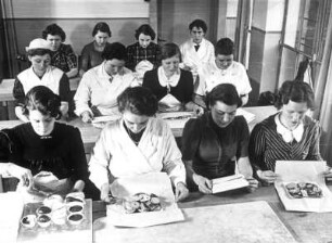Reichsberufswettkampf. Verkäuferinnen für Konditorwaren werden geprüft. Hier müssen sie Waren verpacken