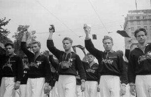 Herren des SV Aktivist auf einer Parade anlässlich des II. Deutschen Turn- und Sportfestes