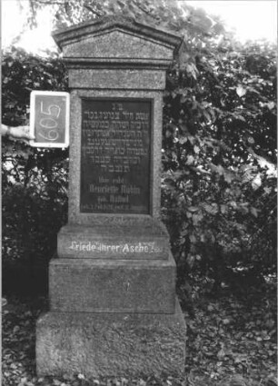 Grabstein 605 (Index: 100111414) Material: Granit Zustand: gut Maße HxBxT: 167x57x31 cm Beschreibung: Stele, getreppter Sockel, Giebel mit Verdachung, rechteckige Schriftplatte: Grabstein 605