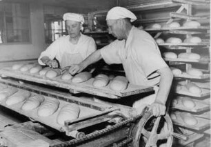 Bäckerei der Handelkette "Pro". Brotlaiber werden zum Backen vorbereitet
