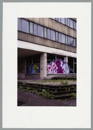 Neubau mit Graffiti