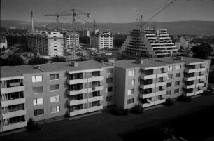 Zweiter Bauabschnitt der Richt-Wohnanlage mit Klinik und Altenheim in Karlsruhe-Durlach im Bereich Killisfeld-, Raiherwiesen- und Schinnrainstraße.