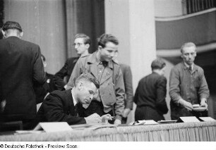 Pawel Bykow mit anderen Delegierten