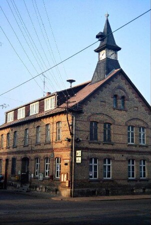 Gebäude mit Gaststätte und Gemeindeverwaltung; Dachreiter mit Uhr und Schlagglocke