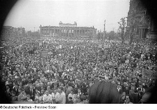 Aufnahmen von den Feierlichkeiten zum 1. Mai 1946 in Berlin : Mai-Kundgebung von der Tribüne am Berliner Schloss aus gesehen