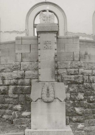 Denkmal für die Gefallenen des Deutsch-Französischen Krieges : Markneukirchen (Vogtlandkreis), Denkmal für die Gefallenen des Deutsch-Französischen Krieges (Stein, nach 1871), Marktplatz