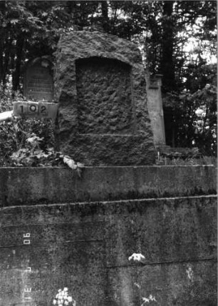 Grabstein 102 (Index: 99790551) Zustand: Texttafel nicht erhalten Maße HxBxT: 118x81x27 cm: Grabstein 102