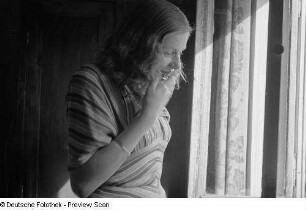 Portrait Renate Rössings am Fenster