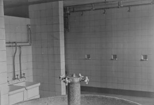 MTS Mücka + Lehrlingswerkstatt : Mücka. Gebäude der Lehrlingsausbildung der Kreisbetriebe für Landtechnik, Maschinen-Traktoren-Station (MTS). Sanitärraum