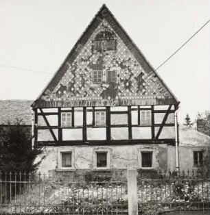 Arnsdorf bei Dresden, Hauptstraße 17. Seitengebäude (bez. 1844) eines Vierseithofes