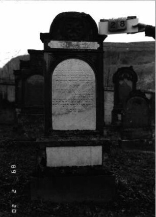 Grabstein 28 (Index: 99798357) Material: Sandstein, Schriftplatten Marmor Zustand: gut Maße HxBxT: 174x53x17 cm Beschreibung: Stele mit eingezogenem Rundbogenabschluß, Schriftfeld mit Rundbogenabschluß, Sockel Symbolik: Blüte: Grabstein 28