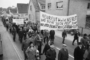 Demonstration der Bürgerinnen und Bürger von Neureut gegen die Eingemeindung von Neureut nach Karlsruhe