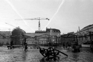 Basel: Kondenzstreifen am Himmel über dem [Tinguely-]Brunnen am Theaterplatz