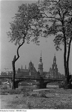 Dresden. Blick vom Neustädter Elbufer über die Carolabrücke auf die Altstadt