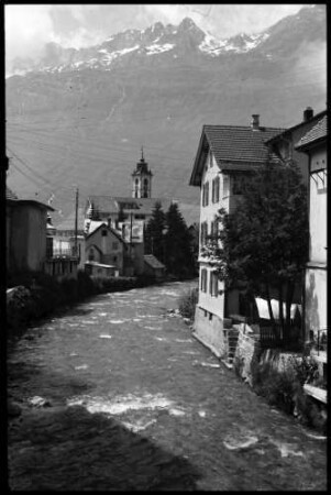 Andermatt: Gebirgsbach zwischen Häusern