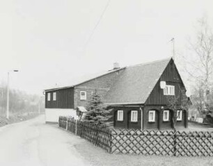 Neugersdorf, Wohnhaus : Neugersdorf (Kreis Löbau-Zittau), Wohnhaus, Unterer Grenzweg 8, um 1800, Straßenansicht mit Einfriedung
